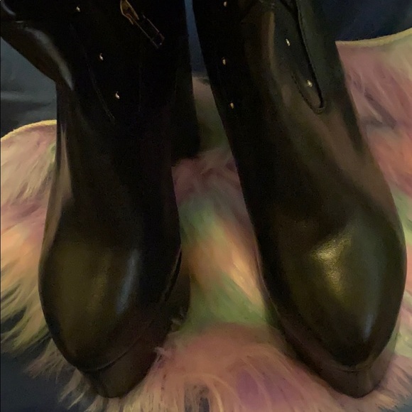 Boots - Picture 5 of 6